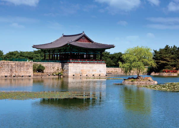 경주 월성지구 안에 있는 신라 왕궁의 별궁이었던 동궁과 연못 월지