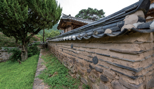 보물로 지정된 도동서원의 담장